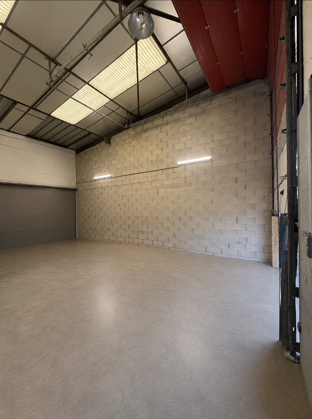 Local d'activités 120 m² en RDC avec mezzanine et triphasé 380V à Morangis